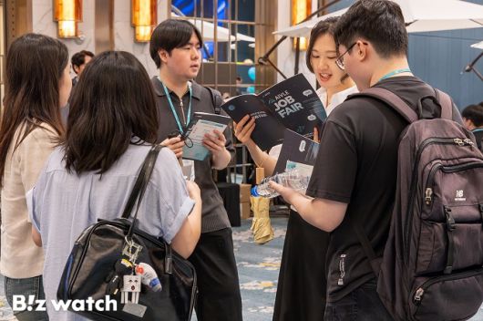 잡페어 현장에서 에이블스쿨 7기 교육생들이 취업 정보를 얻고 있다./사진=KT 제공