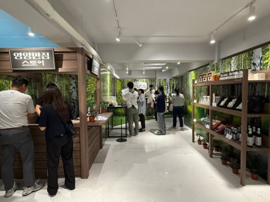 영양만점 스토어에서 쇼핑을 즐기는 고객들/사진=김다이 기자 @neverdie