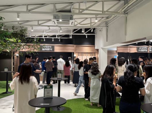 팝업에서 준비한 분식 메뉴를 즐기는 사람들/사진=김다이 기자 @neverdie