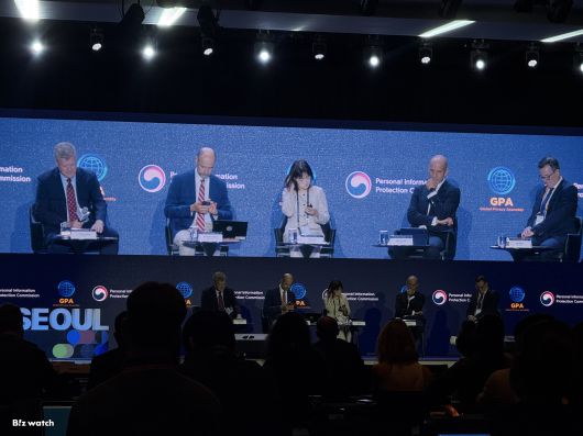 김연지 카카오 CPO(가운데)가 17일 서울 그랜드하얏트 호텔에서 열린 '글로벌 프라이버시 총회(Global Privacy Assembly, 이하 GPA)'에서 'AI 혁신 지원을 위한 정책과 제도'를 주제로 진행된 패널세션에 참여했다./사진=왕보경 기자