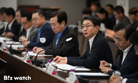 이억원 금융위원장이 19일 서울 영등포구 중소기업중앙회에서 열린 생산적 금융의 추진과제를 구체화하기 위한 '제1차 생산적 금융 대전환 회의'를 주재하고 있다./사진=이명근 기자 qwe123@