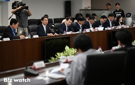 이억원 금융위원장이 19일 서울 영등포구 중소기업중앙회에서 열린 생산적 금융의 추진과제를 구체화하기 위한 '제1차 생산적 금융 대전환 회의'를 주재하고 있다./사진=이명근 기자 qwe123@