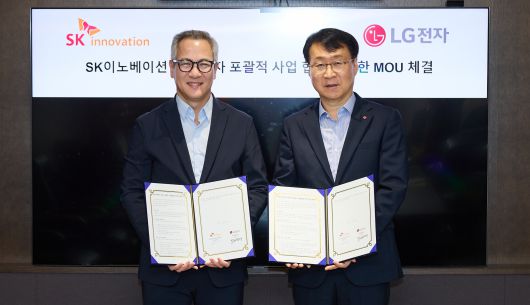 LG전자 ES사업본부장 이재성 부사장(사진 오른쪽)과 SK이노베이션 김무환 에너지솔루션 사업단장이 17일 서울 종로구 SK서린빌딩에서 ‘AI 데이터센터 에너지-­냉각 통합 솔루션 공동개발 및 사업화’를 위한 업무협약(MOU)을 체결했다. /사진=SK이노베이션 제공