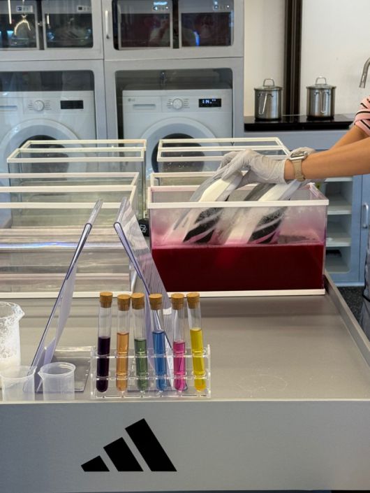 신발을 염색 중인 모습/사진=김다이 기자 @neverdie