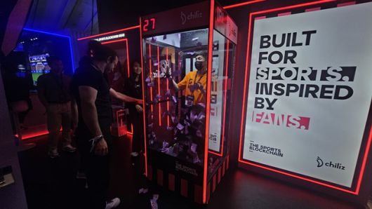 지난 2일 싱가포르 마리나 베이 샌즈에서 열린 '토큰2049' 칠리즈 부스에서 참관객이 미니 게임을 즐기고 있다. /사진=비즈워치