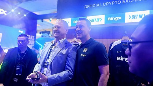 존 테리 전 첼시FC 선수(오른쪽)가 지난 1일 싱가포르 마리나 베이 샌즈에서 열린 토큰 2049의 빙엑스 부스에서 기념촬영을 하고 있다. /사진=비즈워치