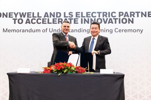 김종우(오른쪽) LS일렉트릭 사장과 빌랄 하무드(Billal Hammoud) 하니웰 빌딩자동화 부문 사장이 협약 체결 후 기념촬영을 하는 모습./사진=LS일렉트릭