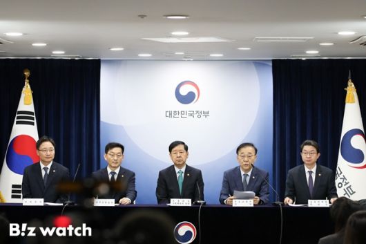 왼쪽부터 임광현 국세청장, 윤창렬 국무조정실장, 구윤철 부총리, 김윤덕 국토교통부 장관, 이억원 금융위원회 위원장/사진=국토교통부