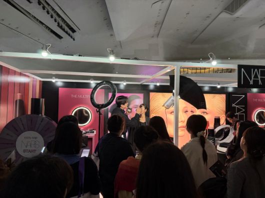 나스 부스에서 열린 메이크업 쇼./사진=윤서영 기자 sy@
