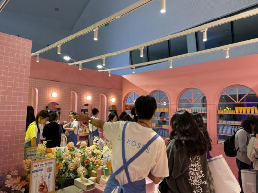 라로제 부스에서 방문객들이 체험하고 있는 모습./사진=윤서영 기자 sy@