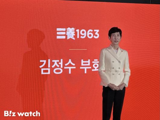 김정수 삼양식품 부회장이 3일 서울 중구 보코서울명동 호텔에서 열린 '삼양1963' 출시 발표회에서 신제품을 소개하고 있다. / 사진=삼양식품