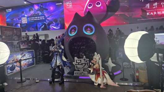 부산 벡스코에서 열린 '지스타 2025' 넷마블 부스. 코스프레 모델들이 마스코트 '야옹이' 조형물 앞에서 사진을 찍고 있다. /사진=비즈워치