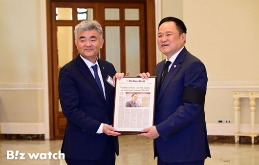 정원주 대우건설 회장(왼쪽)과 아누틴 찬위라꾼 태국 총리가 면담 후 기념촬영을 하고 있다./자료=대우건설 제공