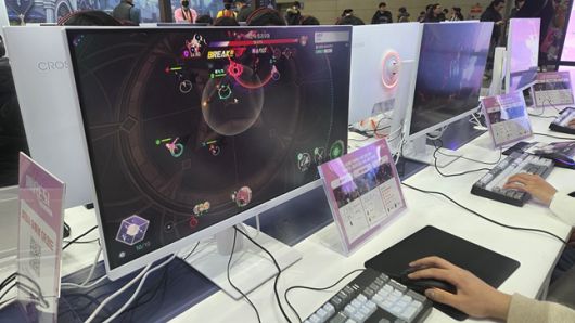 일산 킨텍스에서 열린 AGF 2025 내 스마일게이트 부스에서 관람객들이 '미래시'를 시연해보고 있다. /사진=비즈워치