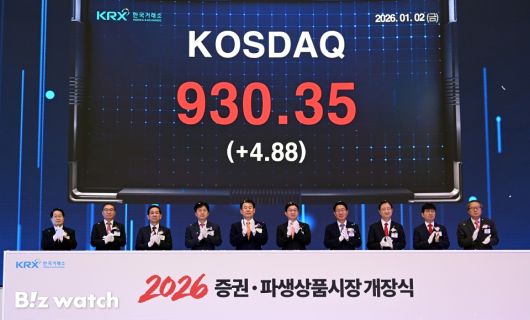 2일 오전 서울 영등포구 한국거래소 서울사옥 마켓스퀘어 종합홍보관에서 열린 '2026년 증권·파생상품시장 개장식'에서 참석자들이 개장신호식 부저를 누른 뒤 박수를 치고 있다. 왼쪽부터 김영재 상장회사협의회장, 김학수 넥스트레이드사장, 황성엽 금융투자협회장, 오기형 코스피 5000 특위위원장, 정은보 한국거래소 이사장, 이억원 금융위원장, 김상훈 밸류업특위위원장, 이찬진 금융감독원장, 이동훈 코스닥협회장, 황창순 코넥스협회장./사진=이명근 기자 qwe123@