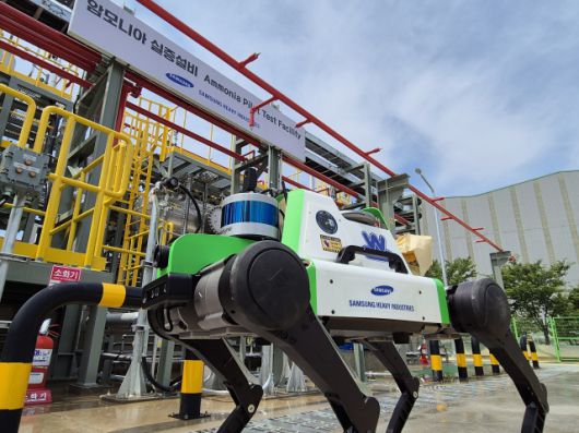 삼성중공업이 개발한 4족 보행 로봇이 암모니아 실증 설비에서 안전 순찰을 하고 있다./사진=삼성중공업