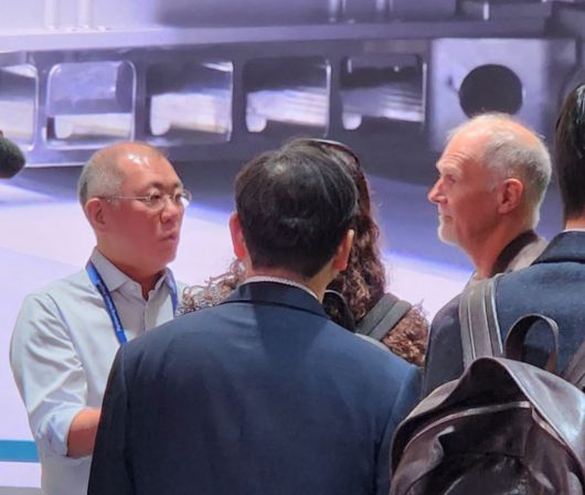 정의선(왼쪽) 현대차그룹 회장이 6일(현지시각) 미국 라스베이거스 컨벤션센터에서 열린 CES 2026에서 로버트 플레이터(오른쪽) 보스턴다이내믹스 CEO, 아야 더빈 휴머노이드 응용 전략 담당과 함께 현대차 부스를 둘러보고 있다./사진=도다솔 기자