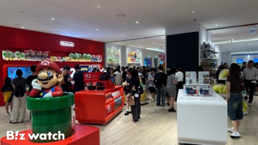 ​HDC아이파크몰 도파민 스테이션에 입점한 닌텐도 스토어에서 고객들이 굿즈를 구경하고 있다. / 사진=정혜인 기자 hij@