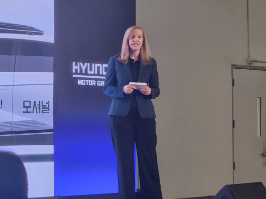 발표 중인 로라 메이저 모셔널 사장 겸 CEO./사진=도다솔 기자