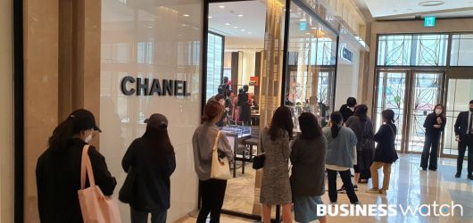 서울 소공동 롯데백화점 샤넬 매장 앞에 구매 희망자들이 긴 줄을 서고 있다./이명근 기자 qwe123@