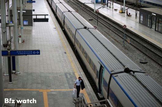 KTX가 역내 머물고 있다./사진=비즈워치DB