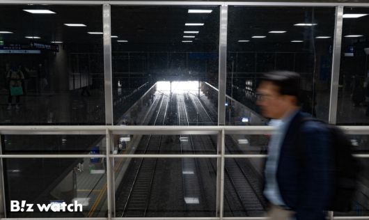 서울역사 통로 아래 보이는 철도/사진=이명근 기자 qwe123@