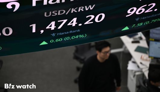 19일 정부가 외화 유출을 막기 위해 시중은행을 소환해 가파르게 늘어나던 달러예금의 금리를 낮추고 마케팅을 자제하는 등 환율 방어에 나서고 있다. 사진은 하나은행 딜링룸 모습./사진=이명근 기자 qwe123@