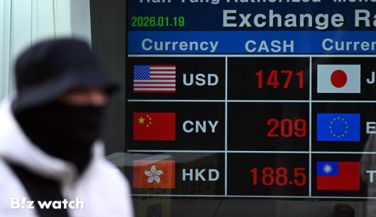 19일 정부가 외화 유출을 막기 위해 시중은행을 소환해 가파르게 늘어나던 달러예금의 금리를 낮추고 마케팅을 자제하는 등 환율 방어에 나서고 있다. 사진은 서울 도심의 환전소 모습./사진=이명근 기자 qwe123@