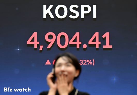 코스피가 19일 사상 처음으로 4900선을 돌파하며 역대 최고를 경신하고 있다. 사진은 한국거래소 증시 상황판 모습./사진=이명근 기자 qwe123@