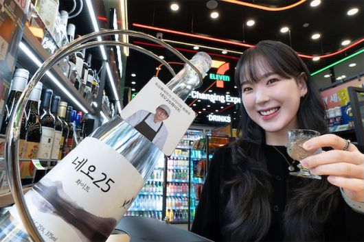 세븐일레븐이 최강록 셰프와 선보인 프리미엄 증류식 소주 ‘최강록 네오25화이트’. / 사진=세븐일레븐