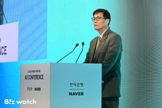 이창용 한국은행 총재가 21일 서울 중구 한국은행 콘퍼런스홀에서 열린 2026 한국은행ㆍ네이버 공동 AX 콘퍼런스에서 환영사를 하고 있다./사진=이명근 기자 qwe123@