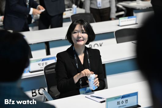 최수연 네이버 대표이사가 21일 서울 중구 한국은행 콘퍼런스홀에서 열린 2026 한국은행ㆍ네이버 공동 AX 콘퍼런스에서 참석하고 있다./사진=이명근 기자 qwe123@