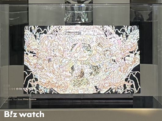 손대현 나전칠기 명장은 다크카카오 쿠키의 '결의'라는 이미지를 나전칠기와 결합해 새롭게 재해석했다./사진=비즈워치