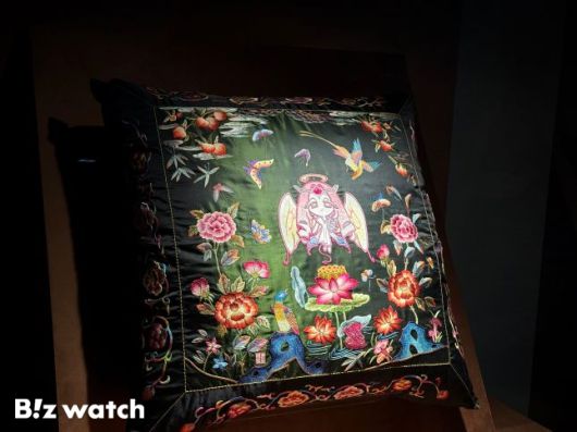 최정인 무형유산 자수장 장인은 이터널슈가 쿠키와 꽃, 식물, 동물을 자수로 그려내며 달콤한 휴식의 낙원을 표현하고 행복을 위해 필요한 '나태'의 가치를 전했다./사진=비즈워치