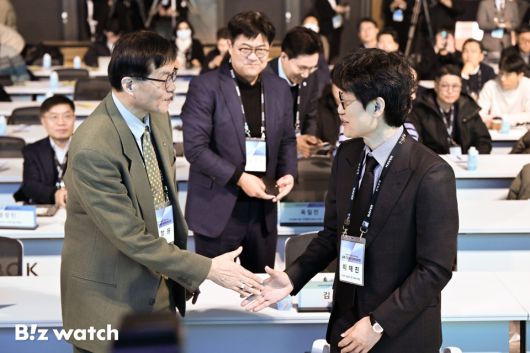 이창용 한국은행 총재와 이해진 네이버 창업자 겸 이사회 의장이 21일 서울 중구 소공동 한국은행에서 열린 '2026년 한국은행·네이버 공동 AX 콘퍼런스'에서 인사를 나누고 있다./사진=이명근 기자 qwe123@