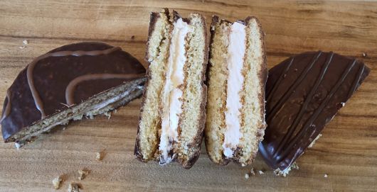 롯데웰푸드의 몽쉘(왼쪽)과 오리온 쉘위(오른쪽)/사진=김아름 기자 armijjang@