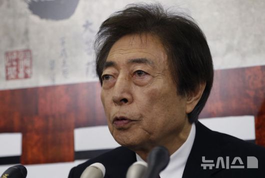 [도쿄=AP/뉴시스]2014년 2월 9일 호소카와 모리히로 전 일본 총리가 도쿄에서 기자회견하고 있는 모습. 2025.12.24.