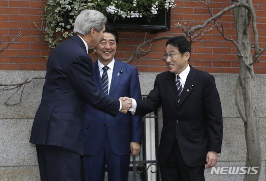 [보스턴(미국)=AP/뉴시스]지난 2015년 4월 26일 당시 미국 국무부 장관이던 존 케리(왼쪽)가 일본 외무상이던 기시다 후미오(오른쪽)과 악수하고 있다. 가운데에는 당시 일본 총리던 아베 신조가 보인다. 케리가 자신의 고향인 보스턴 자택에 아베와 기시다를 초청했다. 2022.07.20.