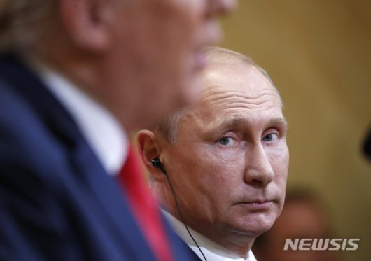 [헬싱키=AP/뉴시스] 지난 2018년 7월16일(현지 시간) 자료 사진으로, 블라디미르 푸틴 러시아 대통령이 핀란드 헬싱키 대통령궁에서 미러 정상회담을 마친 뒤 공동 기자회견을 하며 도널드 트럼프 미국 대통령을 바라보고 있다. 2025.07.11.