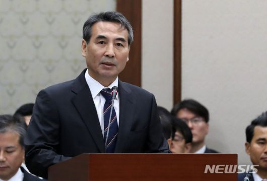 [서울=뉴시스]이영환 기자 = 민중기 서울중앙지방법원장이 18일 오전 서울 서초구 서울중앙지방법원에서 열린 서울고등법원·서울중앙지방법원 등 14개 법원 국정감사에 참석해 업무보고를 하고 있다. 2018.10.18.  20hwan@newsis.com