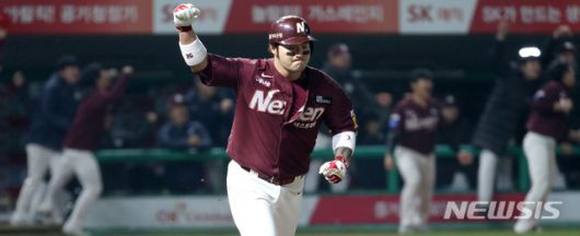 【인천=뉴시스】김선웅 기자 = 2일 오후 인천 미추홀구 SK행복드림구장에서 열린 2018 KBO 포스트시즌 플레이오프 SK와이번스와 넥센 히어로즈의 5차전 경기, 9회초 2사 주자 2루 상황 넥센 박병호가 투런홈런을 날린 후 기뻐하고 있다. 2018.11.02. mangusta@newsis.com