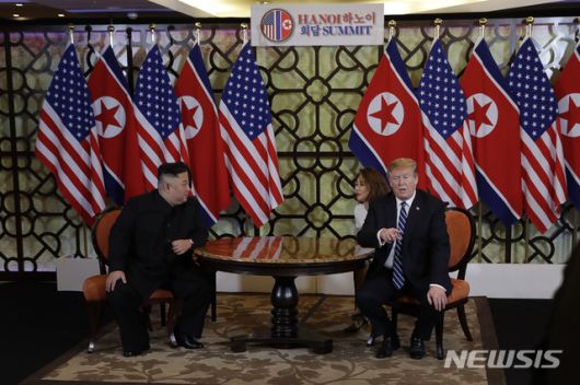 [하노이=AP/뉴시스]김정은 북한 국무위원장과 도널드 트럼프 미국 대통령과 2019년 2월 28일(현지시간) 하노이 메트로폴 호텔 회담장에서 회담하고 있다.   백악관이 공지한 2차 북미 정상회담 2일 차 일정은 '일대일 양자 단독회담-확대 양자 회담-업무 오찬-합의문 서명식' 등의 순서로 진행되는 것으로 알려졌다. 2019.02.28.