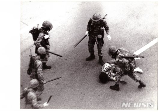 [서울=뉴시스] 1980년 5·18 광주민주화 운동 당시 무방비 상태의 시민에게 곤봉을 휘두르며 폭력을 가하는 계엄군의 모습. 정씨는 당시를 "한민족으로서 있을 수 없는 일"이라고 기억했다. <저작권자 요청으로 회원사는 사용할 수 없습니다> 2019.05.18 (제공=정태원씨)