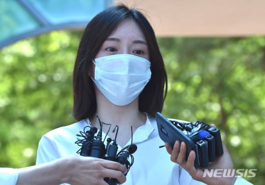 【수원=뉴시스】 김종택 기자 = 마약 투약 등의 혐의로 구속된 남양유업 창업주의 외손녀 황하나(31)씨가 1심에서 징역1년에 집행유예 2년을 선고 받고 19일 오전 경기도 수원시 팔달구 수원구치소를 나오며 취재진의 질문에 답하고 있다. 2019.07.19. semail3778@naver.com