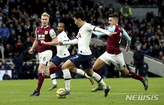[런던=AP/뉴시스]토트넘 손흥민이 7일(현지시간) 영국 런던의 토트넘 홋스퍼 스타디움에서 열린 2019-20 잉글리시 프리미어리그(EPL) 번리와의 16라운드 전반 70여 미터를 단독 돌파하고 있다. 손흥민은 풀타임을 소화하며 전반 5분 해리 케인의 선제골에 도움과 32분 단독 돌파로 팀의 세 번째 골을 넣어 리그 7호 도움과 시즌 10호 골을 기록했다. 토트넘은 5-0으로 승리해 무리뉴 감독 부임 이후 첫 무실점 경기를 기록했다. 2019.12.08.