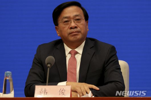 [베이징=AP/뉴시스] 사진은 지난 2019년 12월 14일    한쥔(韓俊) 중국 농업농촌부 부부장이 미중 무역협상 관련 기자회견에서 발언하고 있는 모습. 2019.12.14.