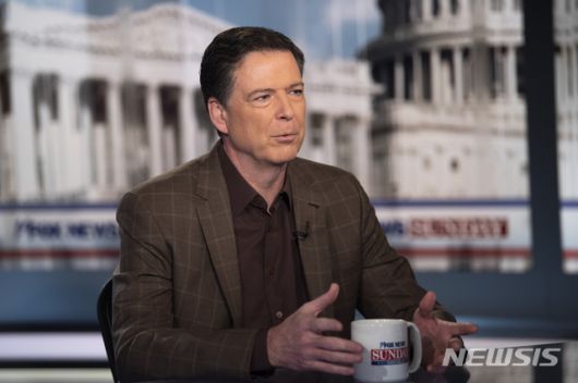 [워싱턴=AP/뉴시스]제임스 코미 전 미 연방수사 국(FBI) 국장이 2019년 12월 15일 '폭스 뉴스 선데이' 프로그램에 출연해 인터뷰하고 있다. 코미는 이날 도널드 트럼프 대통령의 선거운동을 도운 전 선거운동본부 직원 1명에 대한 감시 과정에서 부주의가 있었다는 법무부 감찰관의 보고가 사실임을 인정하면서 러시아의 미 대선 개입 여부에 대한 조사가 올바르게 처리되고 있다고 "지나치게 자신한" 것이 잘못이었다고 말했다. 2025.05.16.