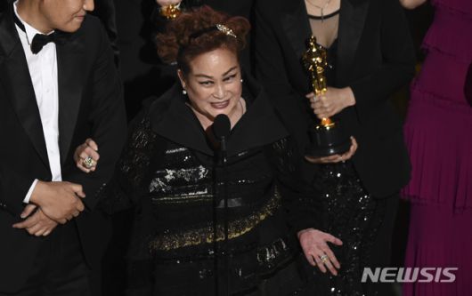 [로스앤젤레스=AP/뉴시스]영화 '기생충'이 9일(현지시간) 미 캘리포니아주 로스앤젤레스의 돌비 극장에서 열린 제92회 아카데미 시상식에서 작품상을 받아 이미경(미키리) CJ그룹 부회장이 무대에 올라 수상 소감을 말하고 있다. 2020.02.10.