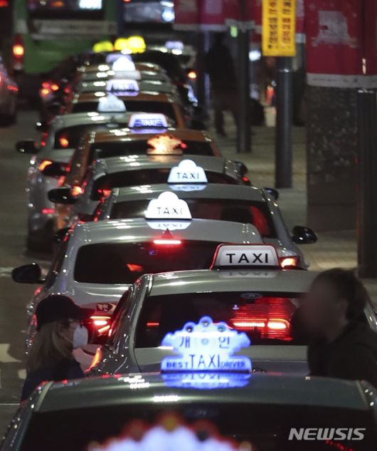 [서울=뉴시스]최진석 기자 = 신종 코로나바이러스 감염증(우한 폐렴) 여파로 외국인 관광객이 줄어든 10일 저녁 서울 중구 명동 도로에 택시가 줄지어 승객을 기다리고 있다. 2020.02.10.myjs@newsis.com
