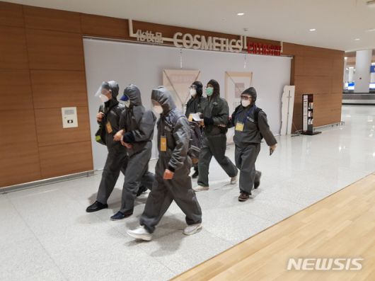 [인천=뉴시스] 지난 2020년 '아시아 마약왕'이 인천국제공항에서 검찰에 체포돼 호송되는 모습. (사진=뉴시스DB) photo@newsis.com